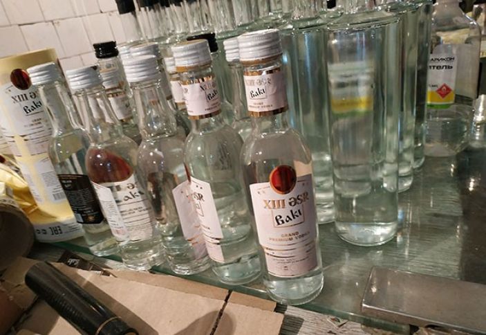 Təhlükəli məhlulla alkoqollu içkilər istehsal edilib – VERGİLƏR AŞKAR ETDİ
