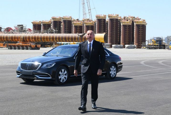 Prezident İlham Əliyev  zavodda mərasimdə