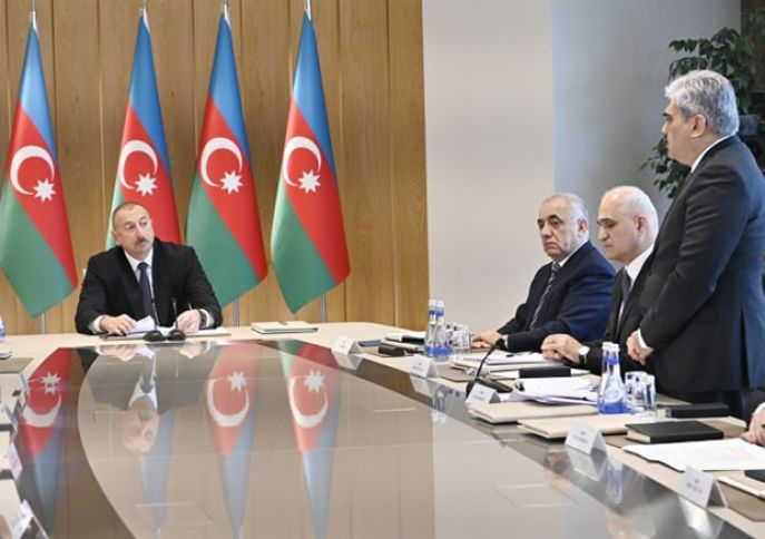 "Mən sadə sual verirəm, sən başlayırsan leksiya oxumağa"