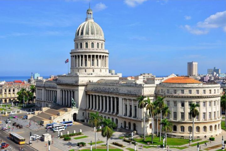 Kuba rəhbərliyi turistləri adaya gələrkən özləri ilə nağd ABŞ dolları götürməməyə çağırıb