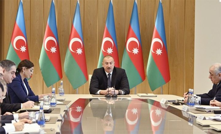 İlham Əliyev müşavirə keçirdi - FOTOLAR