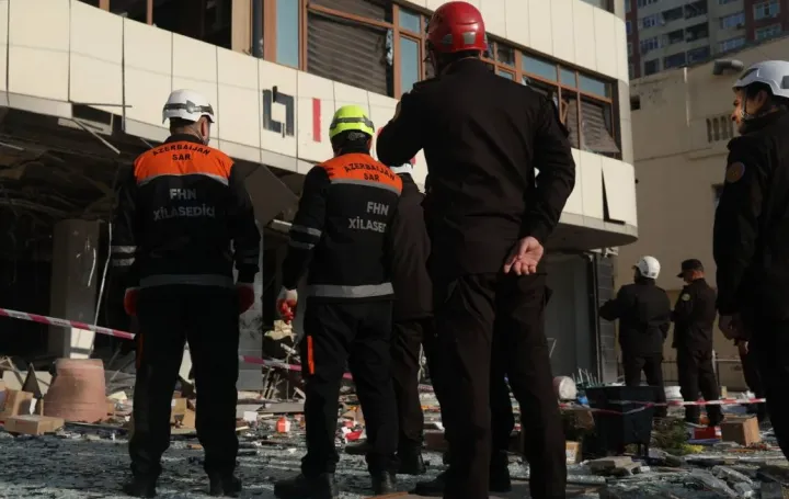 “Yeni salınan yola görə binaya yeraltı qaz sızıb” - Plaza sahibi