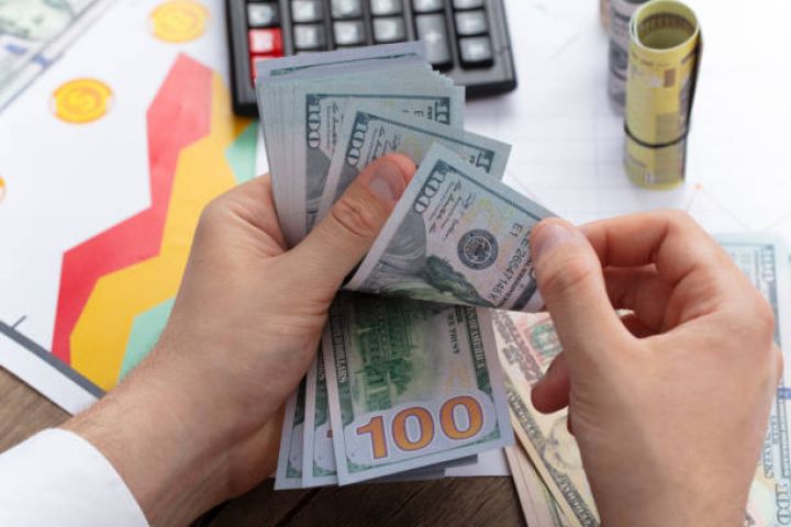 Fiziki şəxslərin əmanətlərinin dollarlaşma səviyyəsi daha da azalıb